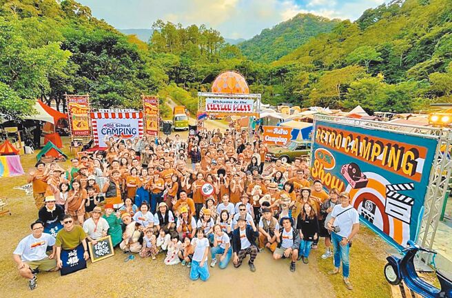 Jerry打造全台最大老派露營聚會「老式派」，用老件打造專屬聚會。（Jerry提供）