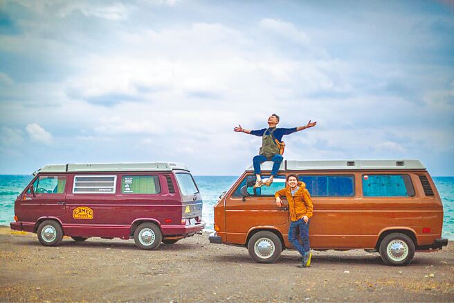 藝人何篤霖（左）也是老派露營的愛好者。（Jerry提供）