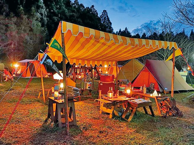 老派聚會從2019第1次一直持續到2023年第5次，主打玩老燈，用老的東西、古董當作氛圍佈置。（Jerry提供）