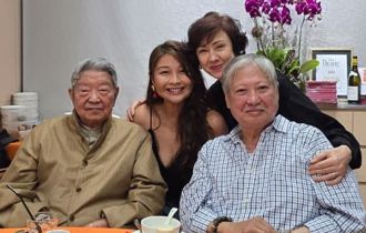 72岁洪金宝现身聚会同框83岁蔡澜　港姐妻高丽虹风采依旧