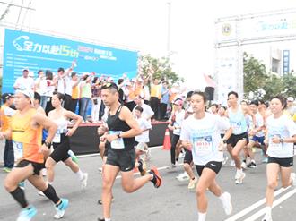 員林獅子盃熱鬧開跑 奶爸奶媽推嬰兒車陪跑