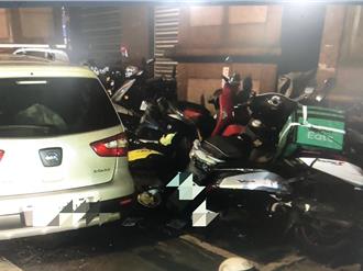 刷一整排30輛機車全倒 男子疑精神不濟釀禍