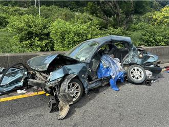 轿车自撞国道护栏惨遭后方追撞　驾驶一度受困酿1死5伤