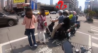 行人也待轉？台中騎士傻眼「按喇叭」 2女才知站錯位子