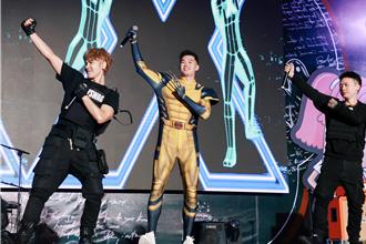 十元快來看！鼓鼓蕭秉治化身戰警搗蛋　合體王齊麟大跳射手舞