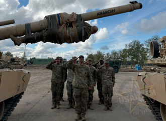 「恭送長官」美軍坦克兵惡作劇的把退役排長綁在砲管上