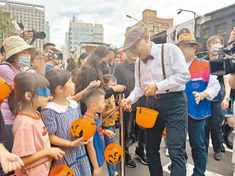 侯变装发糖果 邀花莲业者同行