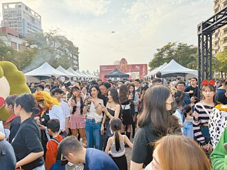 台南瘋萬聖節 市區湧30萬人
