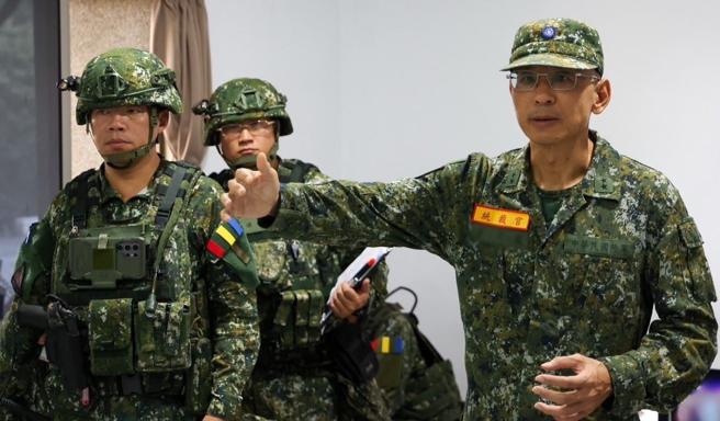 6軍團指揮官李中將昨日以統裁官身分，前往湖口地區視導操演實況。（6軍團提供）