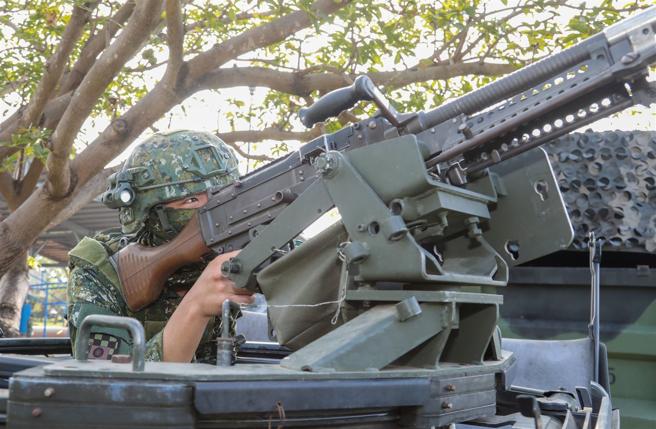 機步333旅官兵對空實施警戒。
（記者簡廷哲攝）