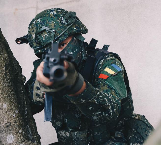 裝甲586旅官兵因應各種敵可能行動，實施警戒。
（記者袁銘駿攝）