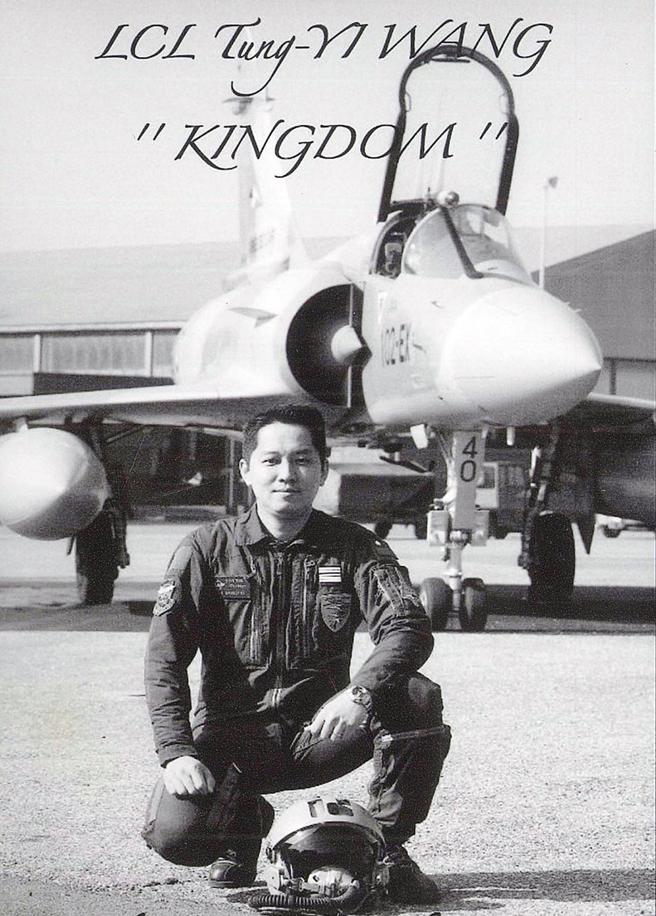 王同义教官与幻象战机合影之英姿。（取自中华民国空军脸书）