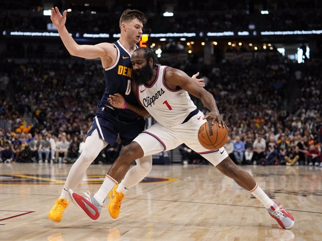 哈登(右)運球切入遭到布勞的阻攔。(美聯社)