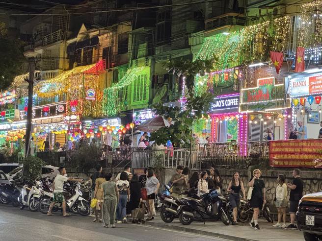 吴宇舒坦言对于当地诸多杂乱景象感到不耐烦。（图／吴宇舒脸书）