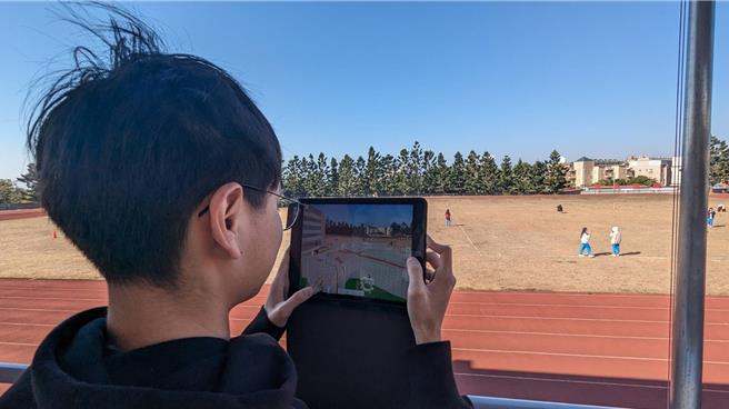学生运用AR技术检视虚拟迷宫作品设计应用于真实情境的效果。（教育部提供／林志成台北传真）
