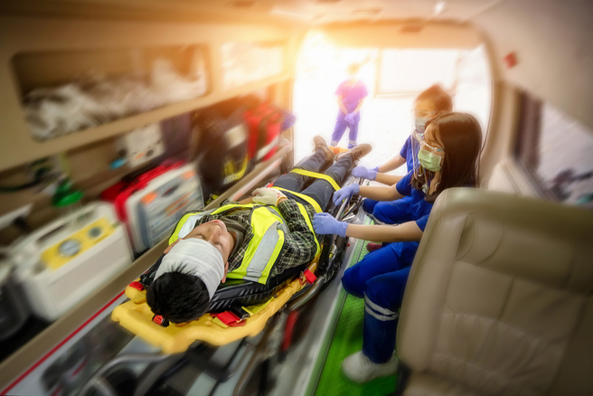 男子坐在路邊用餐，突然被大王椰子樹葉砸中，當場昏迷骨折，被緊急送醫。（示意圖：Shutterstock／達志）