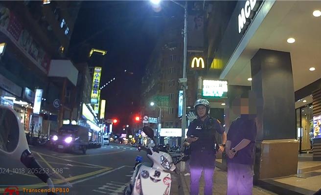 員警10月18日上前盤查胡男。（林口警分局提供）