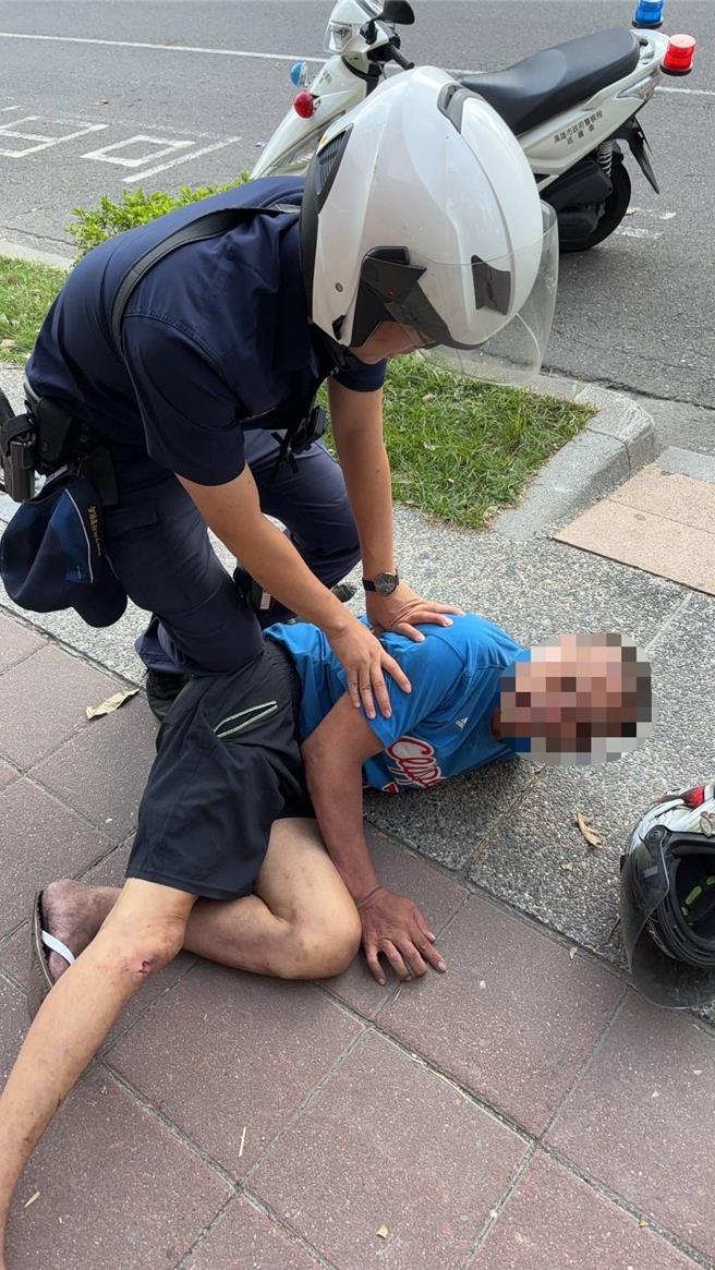 吳男看見員警上前盤查，還想趁機落跑，員警伺機拔走機車鑰匙，將吳男壓制在地。（翻攝畫面／紀爰高雄傳真）