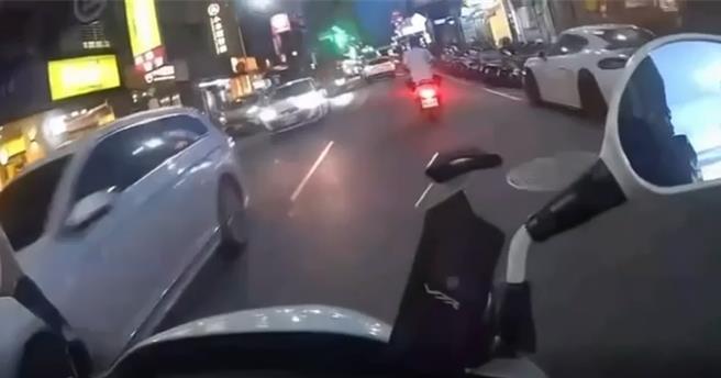 徐男拒檢逃逸，員警騎車圍捕。（新莊警分局提供）