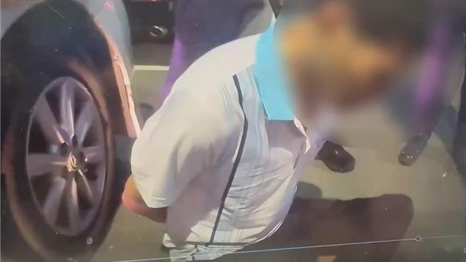 徐男拒檢逃逸，員警騎車圍捕。（新莊警分局提供）