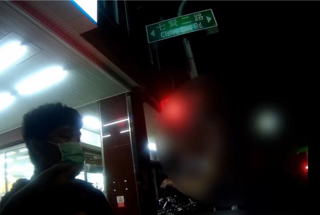 新興警分局獲報轄內打架鬥毆，出動快打警力到場瞭解。（翻攝畫面／紀爰高雄傳真）