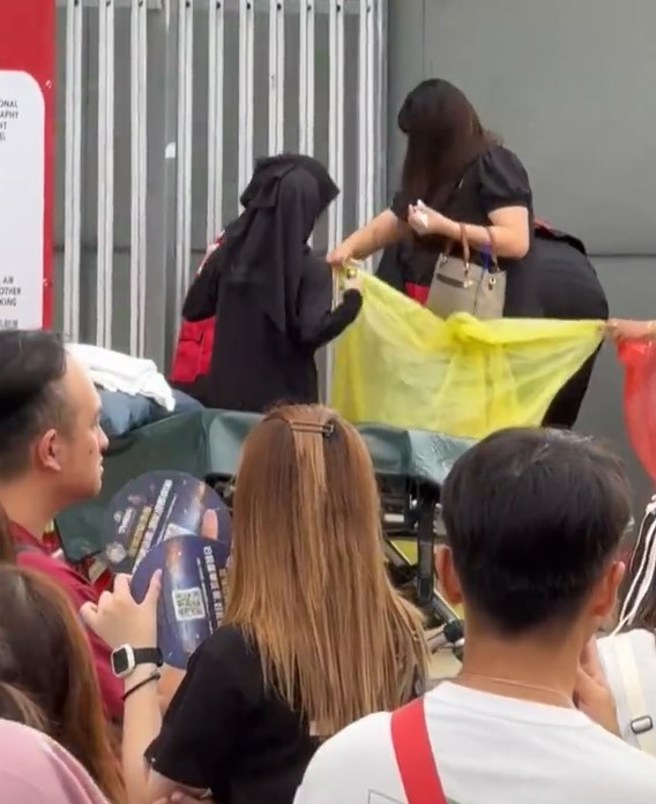 女粉絲排隊時肚子劇烈疼痛，就要準備生產，嚇壞在場所有人。（圖／微博）