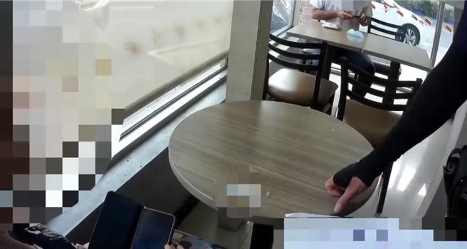 洪女拿出手機對話紀錄，警方立即告知是碰上詐騙。（翻攝照片／洪靖宜高雄傳真）