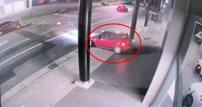 陈姓驾驶由北往南经光荣北路陆桥时疑似过弯不慎，衝撞分隔岛后再逆向闯入北上车道。（图 / 刘咏韵翻摄）