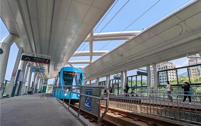 新北市议员郑宇恩日前在市政总质询指出，淡海轻轨进出站刷卡机灵敏度差、储值机无法储值TPASS、车厢座位下方铁板翘起甚至粗糙的以胶带固定，各项缺失有待改进。（新北捷运公司提供）