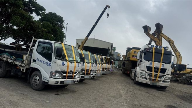 彰化县和美镇胜亿工程行代表人林烟钦日前因病去世，今天举办告别式，其工程行的逾20辆工程车辆全都挂上黄丝带，一起按鸣喇叭后上路，为其送行。（县议员赖清美提供／孙英哲彰化传真）