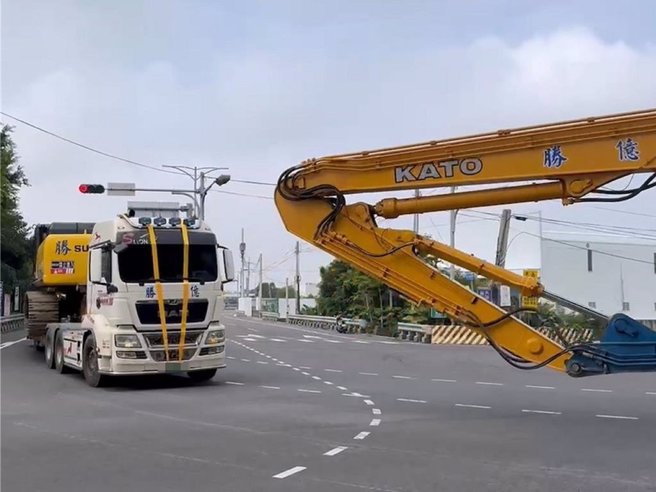 彰化县和美镇胜亿工程行代表人林烟钦日前因病去世，今天举办告别式，其工程行的逾20辆工程车辆全都挂上黄丝带，一起按鸣喇叭后上路，为其送行。（县议员赖清美提供／孙英哲彰化传真）