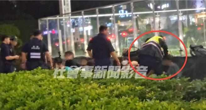 10多名制服員警詢問在場青少年，勸說別再衝動，其中有員警摸了1名少年的頭部。（翻攝社會事新聞影音／紀爰高雄傳真）