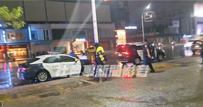 警方將所有聚集在捷運周邊的青少年帶返所，後交由家長帶回。（翻攝社會事新聞影音／紀爰高雄傳真）