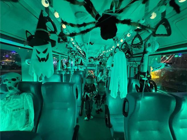 装置艺术「捣蛋鬼校车」恐怖感拉满，堪称必拍打卡热点。（蔡依珍摄）