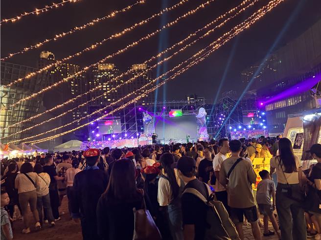 2024桃园万圣城26日晚间开城，首日涌入20万人次，创歷年新高，鼓鼓和奥运金牌选手王齐麟合体，更是让活动掀起最高潮。（观旅局提供／蔡依珍桃园传真）
