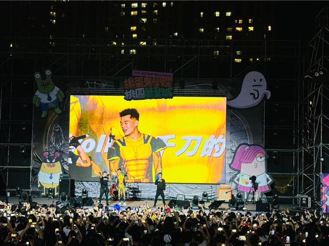 2024桃园万圣城26日晚间开城，首日涌入20万人次，创歷年新高，鼓鼓和奥运金牌选手王齐麟合体，更是让活动掀起最高潮。（观旅局提供／蔡依珍桃园传真）