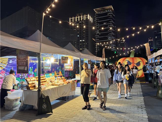 今年结合社会局公益彩券活动，邀请公益摊位进驻，是全台市集摊位最多的万圣节，共有逾160摊，呼吁民眾捣蛋的同时不忘一起做公益。（蔡依珍摄）