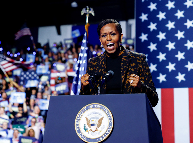 美国前第一夫人蜜雪儿．欧巴马（Michelle Obama）26日为贺锦丽站台，恳求男性选民为女性的堕胎权支持贺锦丽，不过她也批评媒体双标，对忽视川普无能的选民感到生气。（路透社）