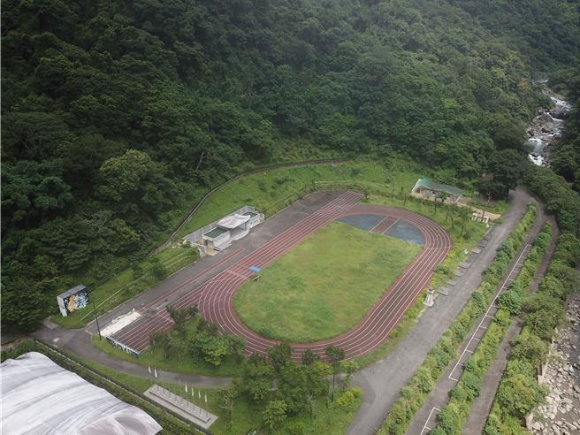 「尖石乡5人制天然草皮足球场兴建计画」获得体育署1350万元补助，预计明年10月完工。（新竹县府提供／邱立雅竹县传真）