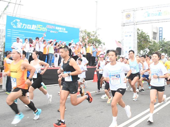 2024第15届员林狮子杯全国亲子公益路跑今天在员林市圆林园热情开跑，共有3800名跑友参加。（孙英哲摄）