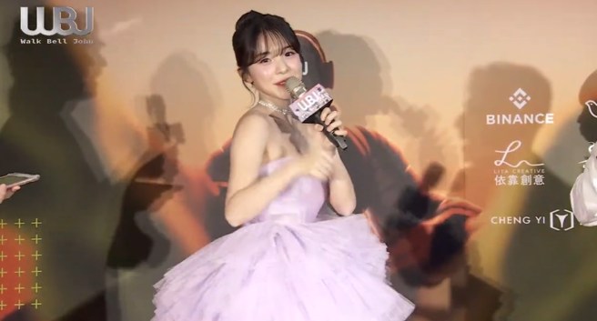 李多慧自己边配乐边跳三振舞，连自己都忍不住笑场。（图／walkbelljohn Instagram）