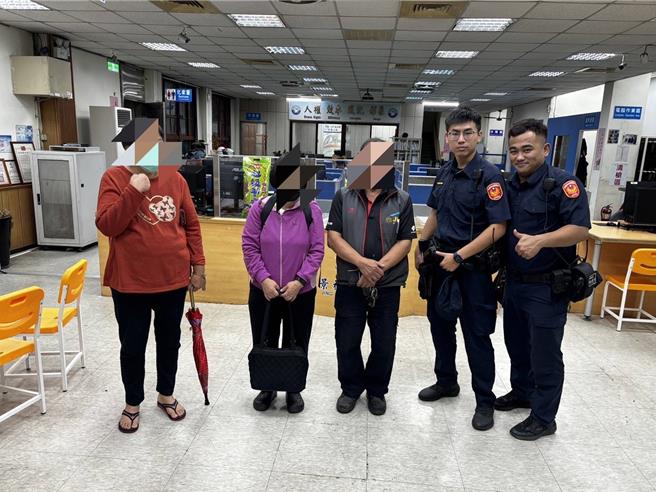 陈姓女子因细故离家，桃警在公园发现踪迹劝导，让她高唱I want to go home，员警还帮她和音，助她顺利返家。（翻摄照片／蔡依珍桃园传真）