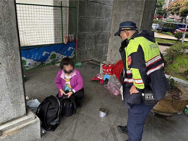 陈姓女子因细故离家，桃警在公园发现踪迹劝导，让她高唱I want to go home，员警还帮她和音，助她顺利返家。（翻摄照片／蔡依珍桃园传真）