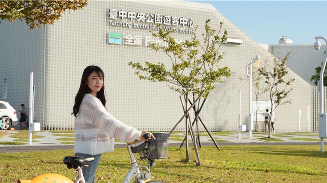 台中市中央公園是親子踏青的最佳去處，周遭建置超過20個YouBike 2.0站，方便遊客租借暢遊。（台中市交通局提供）