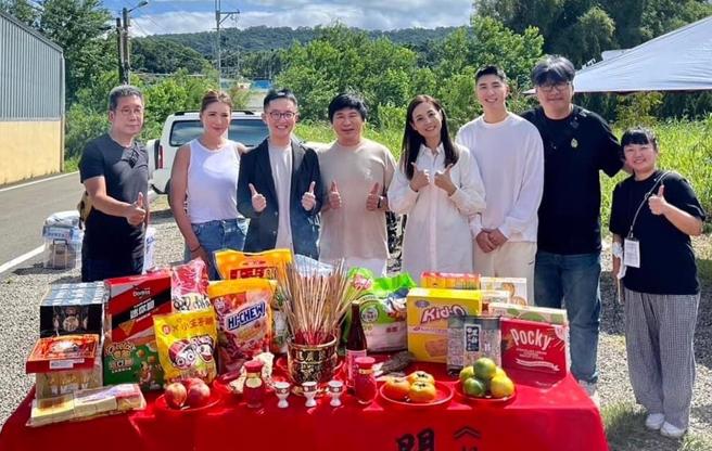 小祯（左二）、胡瓜（左四）、胡释安（右三）即将搭檔主持《胡来旅行社》。（翻摄客家电视台脸书）