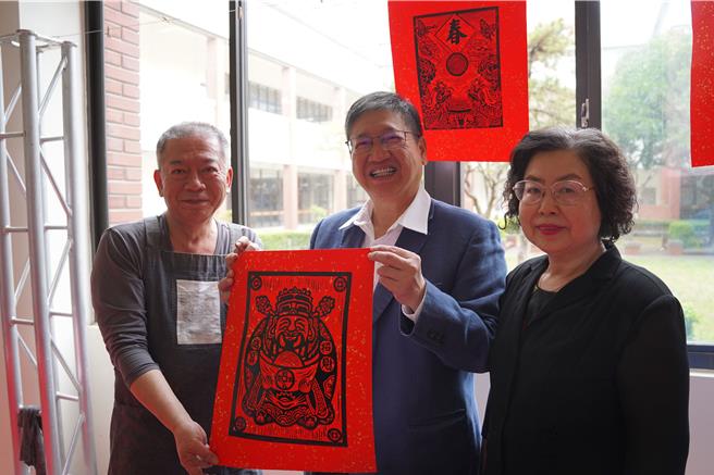 新竹縣版畫家陳永欽（左一）以版印年畫作品「蛇燦蓮花迎好年」獲首獎殊榮。（新竹縣府提供／邱立雅竹縣傳真）