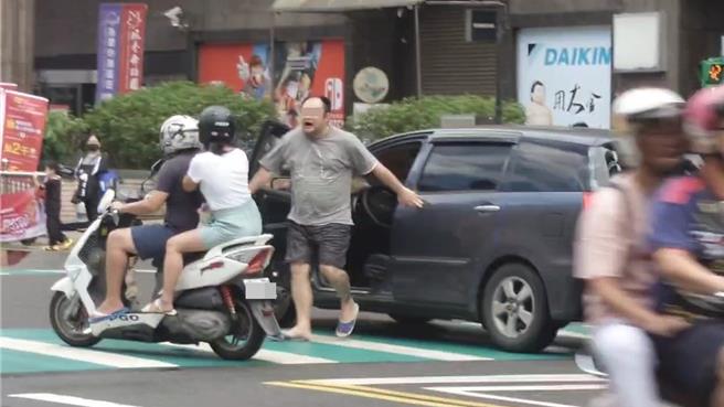 基隆市26日上午发生一起自小客车与机车之间的行车纠纷，自小客男驾驶还意图下车攻击机车骑士与后座乘客，事后后座的乘客向警方提告恐吓、强制、妨害自由等罪名。（翻摄照片／张志康基隆传真）