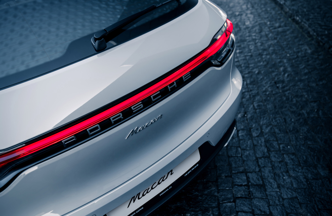 大陆日前传出，有深圳经销商对保时捷Macan车型大幅降价，其中2024款Macan2.0T的裸车报价最低可达人民币35.8万元。（示意图:shutterstock/达志） 