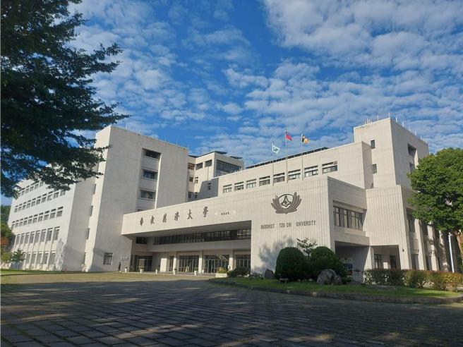 花莲慈济大学为协助学士后护理系的学生毕业顺利接轨职场，规画与慈济医疗志业合作，提供院内参访跟见习机会，减少未来适应时间。（慈济大学提供／罗亦晽花莲传真）