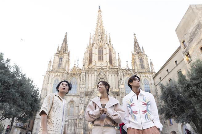 告五人7年前寫〈從沒去過巴塞隆納〉，如今美夢成真，趁巡演空檔造訪巴塞隆納主教座堂。（想信音樂提供）